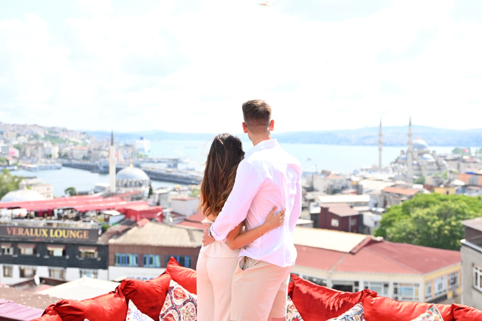 Alexandra e Daniel abraçados a olhar a paisagem