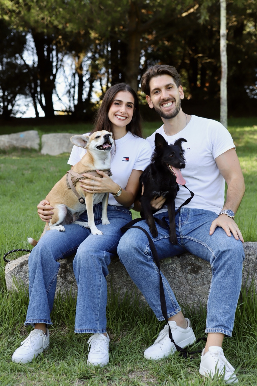 Alexandra e Daniel sentados com as duas cadelas