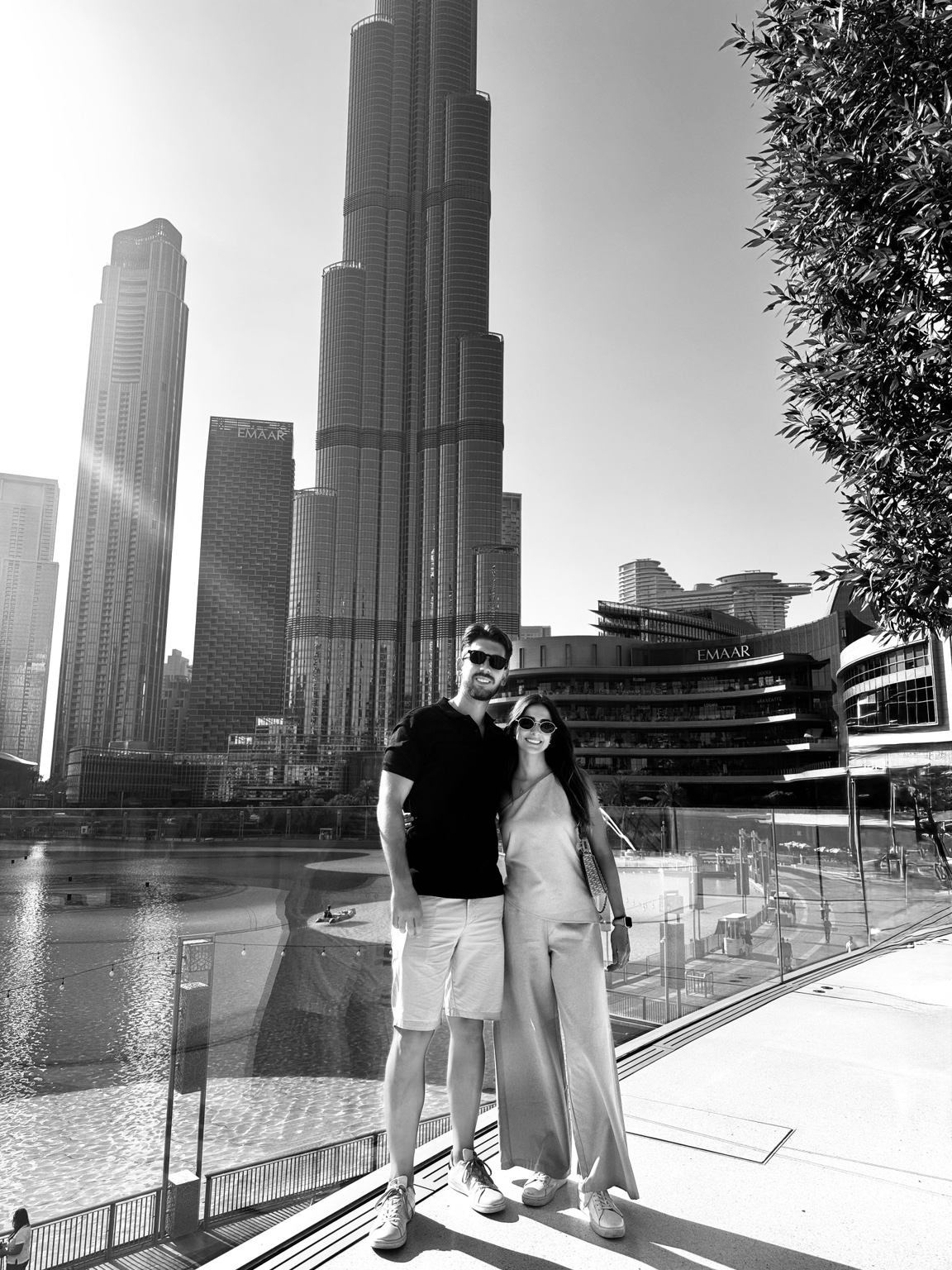 Alexandra e Daniel junto ao Burj Khalifa